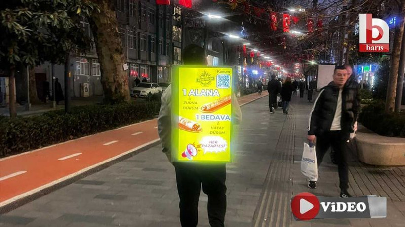 İzmit’te “yürüyen reklam” görenlerin dikkatini çekti