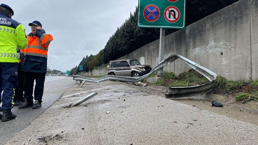 Kocaeli'de cip hakimiyetini kaybetti : 2 kişi yaralandı