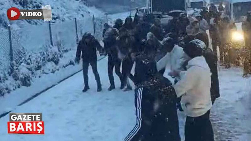 Kocaeli’de vatandaşlar karda halay çekti