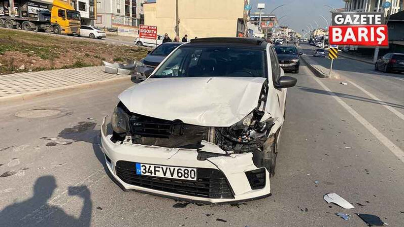 Körfez'de iki otomobil çarpıştı!