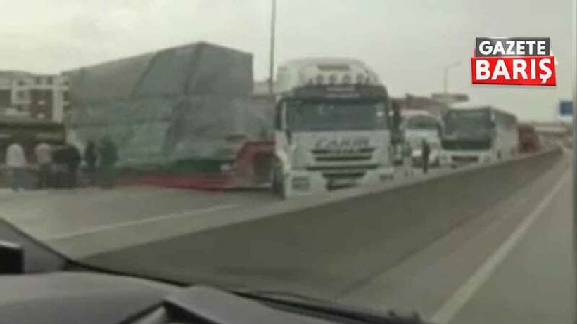 Kocaeli’de ana yola çıkmak isteyen tırın dorsesi askıda kaldı