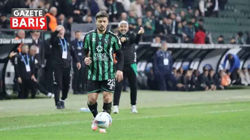 Ahmet asistleri elleriyle yapıyor