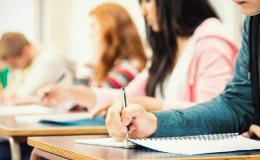 Üniversitelinin bursuna ekonomi ambargosu