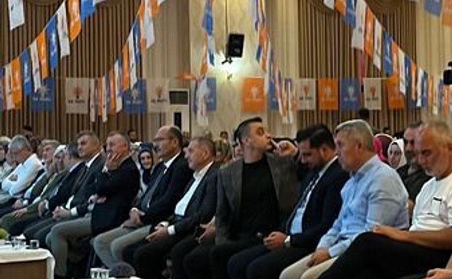 AKP’li başkan slogan atan gençleri susturdu