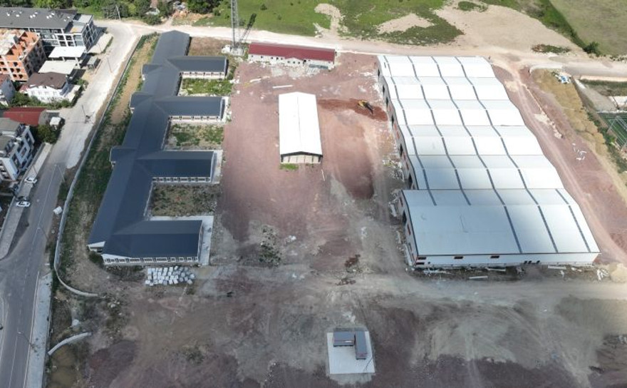 O yerleşkenin atölye binalarında hummalı çalışma