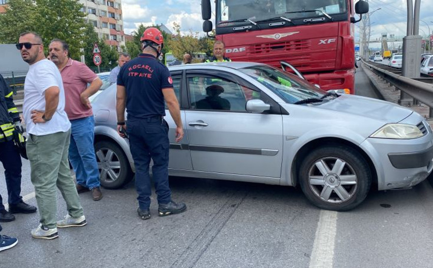 Tır ile otomobil çarpıştı