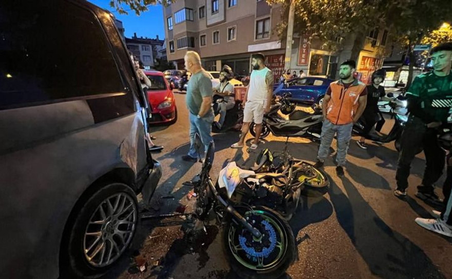 Otomobil ve panelvana çarpan motosikletin sürücüsü yaralandı