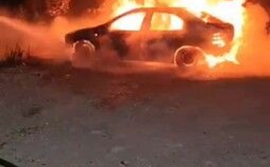 Park halindeki otomobil alev topuna döndü