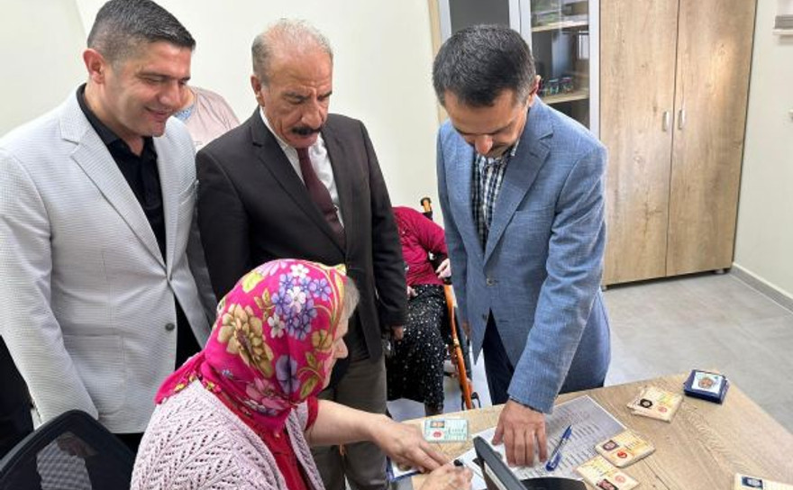 Huzurevi sakinlerine yeni kimlik kartları