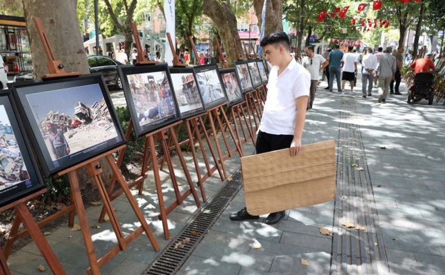 17 Ağustos ve 6 Şubat depremleri fotoğraflarla anıldı