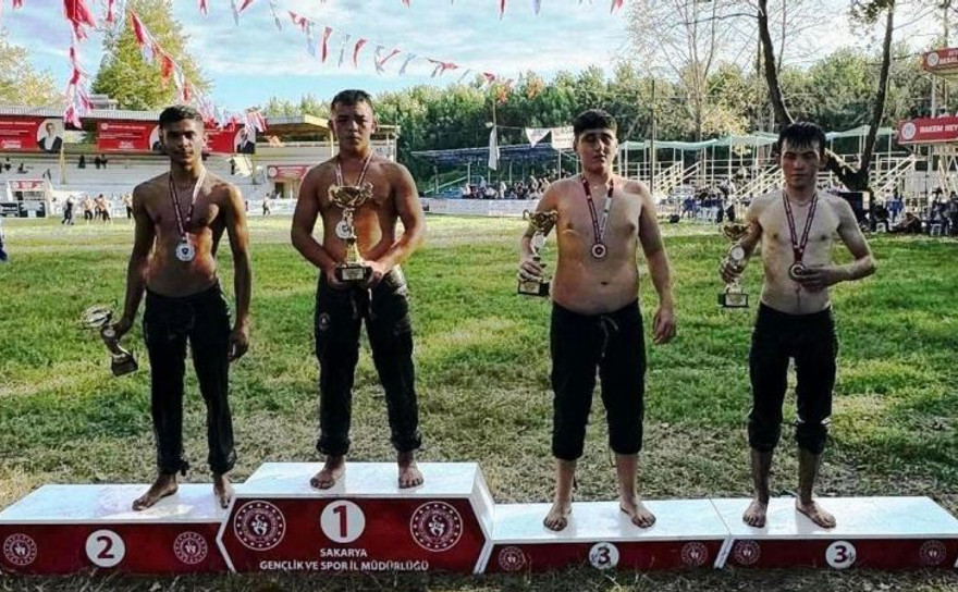 Körfezli yağlı güreşçiler Akyazı’da madalya kürsüsünde
