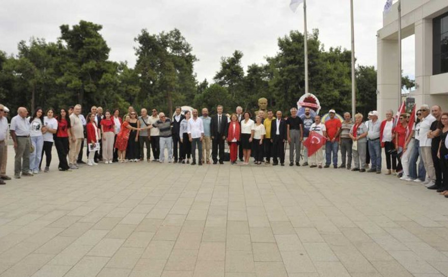 STK’lardan alternatif çelenk sunma töreni