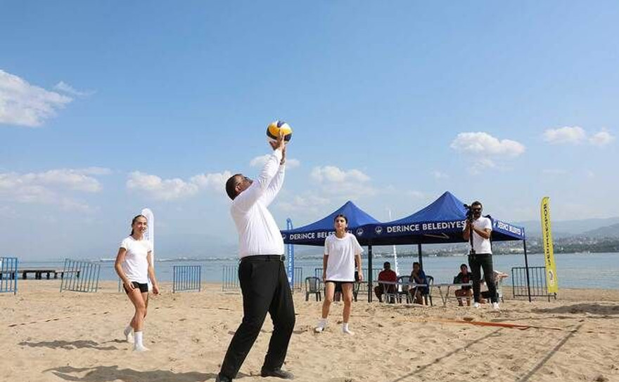 Derince'de plaj voleybolu turnuvasına yoğun katılım!