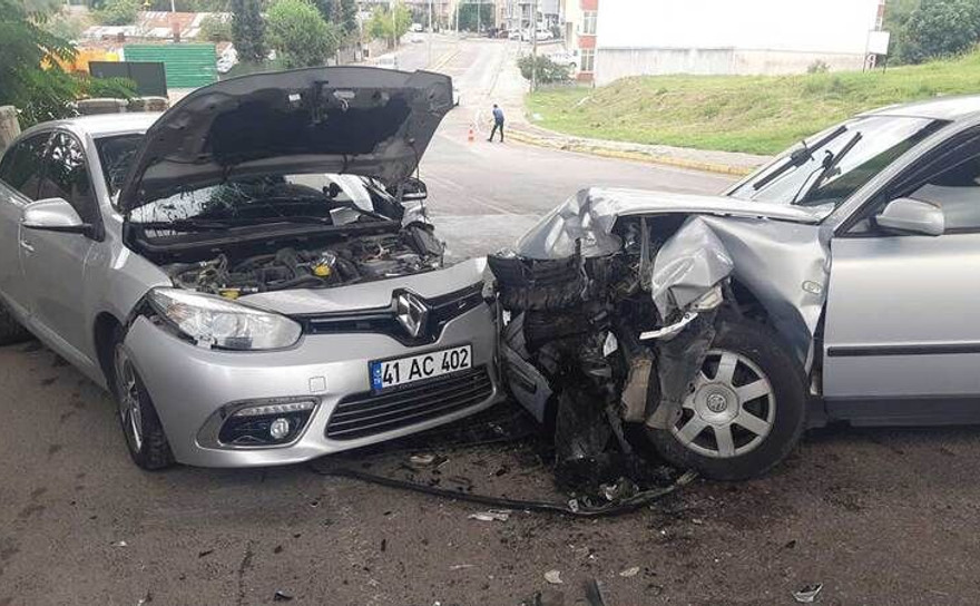 Otomobiller çarpıştı: 2 yaralı