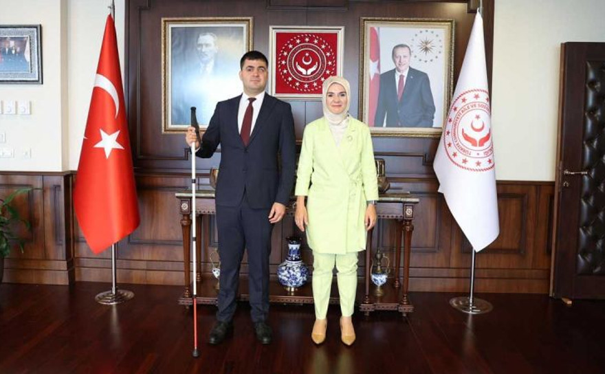Türkiye'nin ilk görme engelli hakim yardımcısı görevine başladı