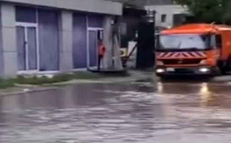 İstanbul’da sağanak yağış etkili oldu, yollar göle döndü