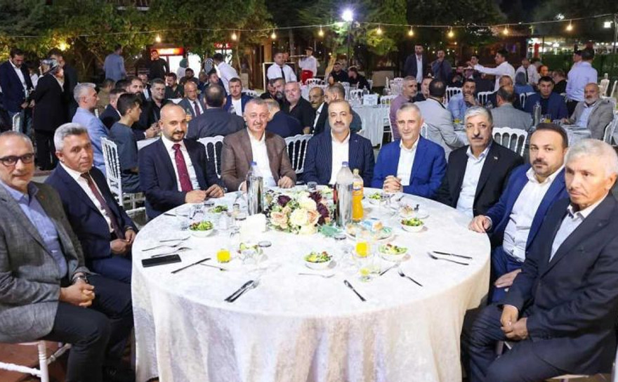MHP’li Demirbaş’ın cemiyetinde protokol masası AKP’lilerin oldu