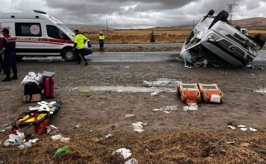 Nevşehir'de turistleri taşıyan minibüs takla attı: 18 yaralı