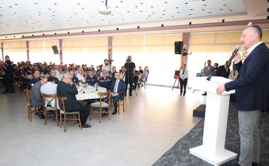 Büyükakın kahramanlarla bir araya geldi