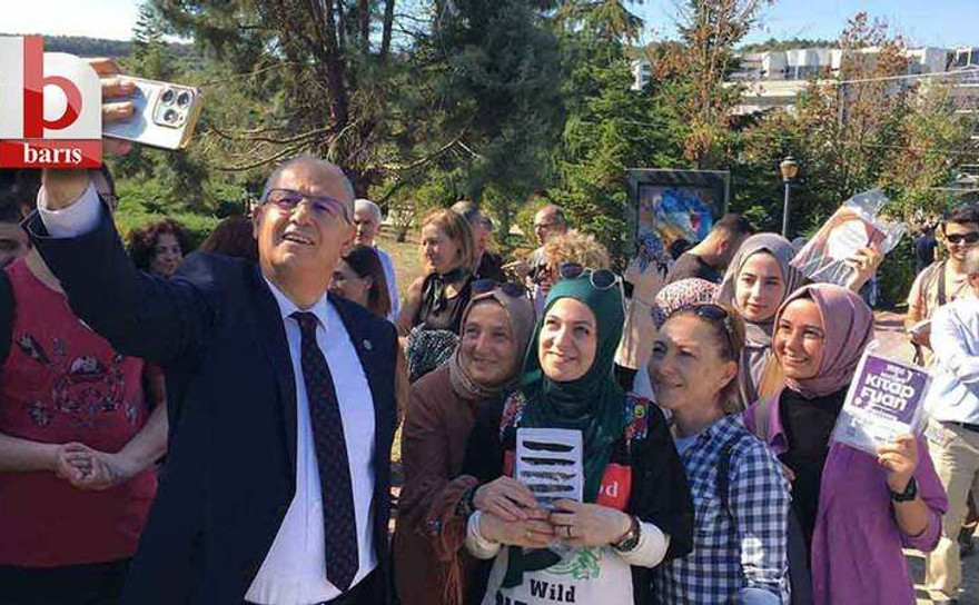 KOÜ'de öğrencilere ağaçta kitap sürprizi