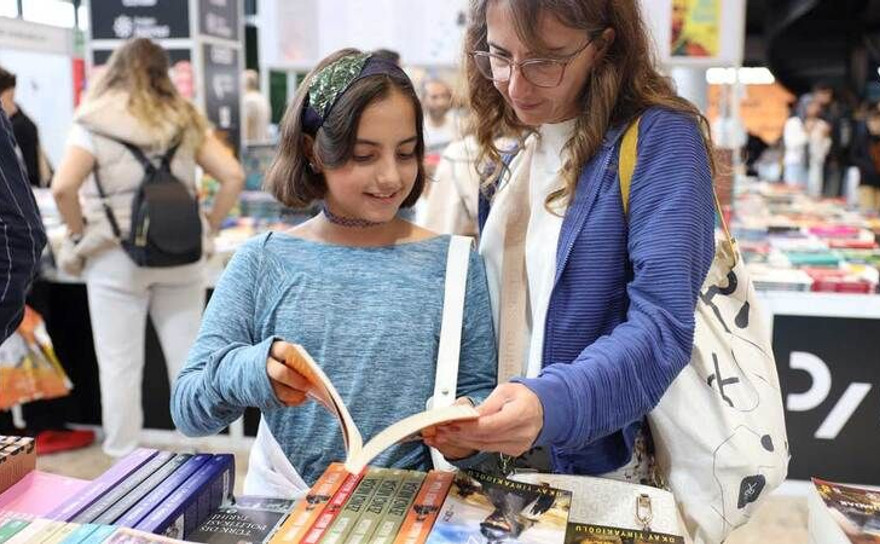 10 yaşındaki Melis’ten kitap fuarında örnek davranış