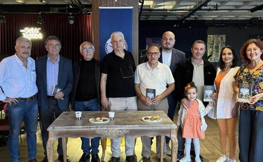 Dr. Ufuk Saka okurları için kitabını imzaladı