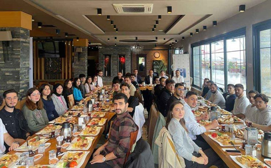 Genç mühendisler kahvaltıda buluştu