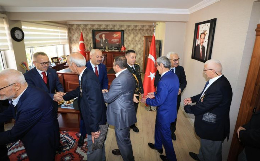Kaymakam Özyiğit törende personeli fırçaladı