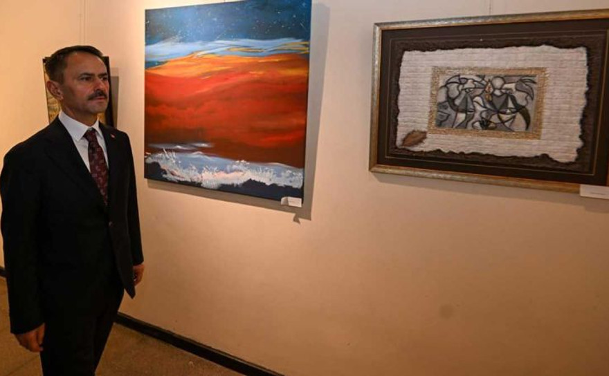 Vali, ‘Cumhuriyet ve Atatürk’ün İzinde’ sergisini gezdi