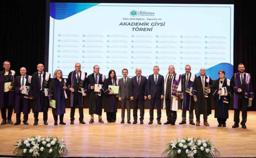 Vali Aktaş, KOÜ’de akademik giysi törenine katıldı