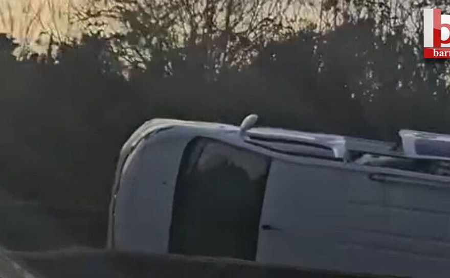 Ticari araç kontrolden çıktı yan yattı: 4 yaralı var