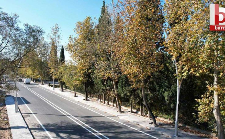 İzmit Sanayici Caddesi yenilenen yolu ve aydınlatmasıyla dikkat çekiyor