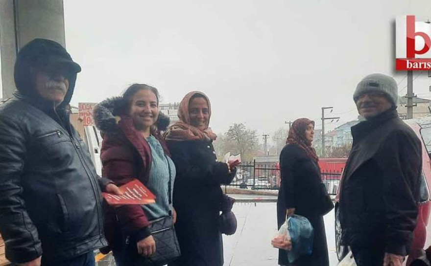 CHP’liler semt pazarında broşür dağıttı
