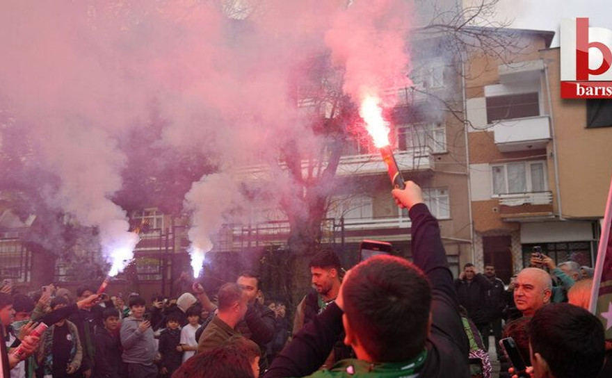 Kocaelispor’un oyuncularını meşalelerle karşılandı
