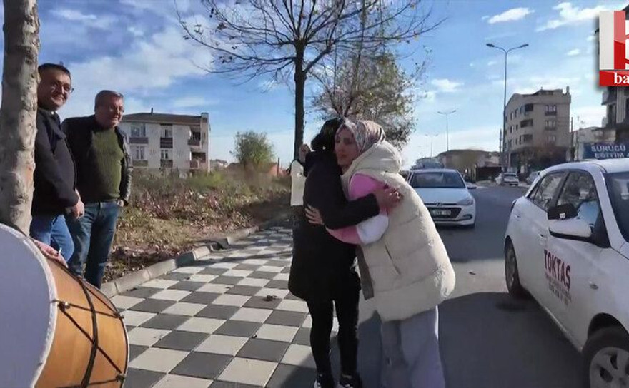 Kocaeli'de 3. denemesinde ehliyet sınavını geçen kadın halay çekti