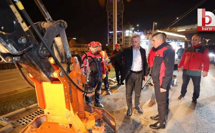 Büyükşehir'de yeni yıl gecesi yol bakım hizmeti devam etti