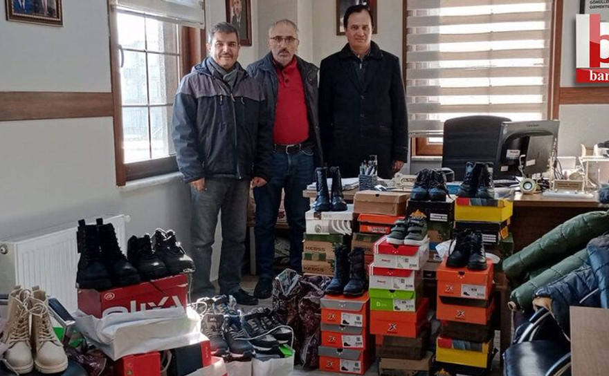 Muhtar çocuklara mont ve bot dağıttı