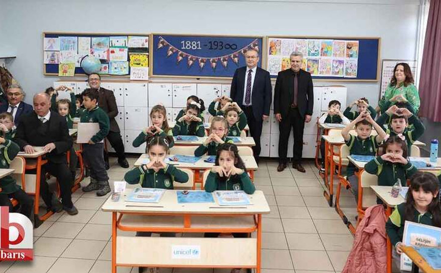 Sertif Gökçe ayağa kalktı öğrencilere karne dağıttı