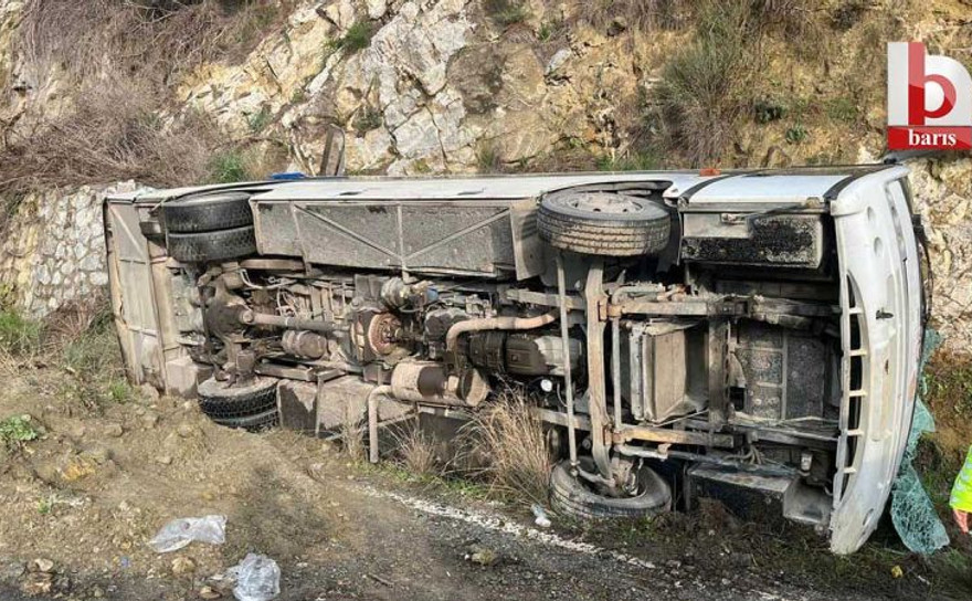 Tur minibüsü devrildi! Kazada 23 kişi yaralandı