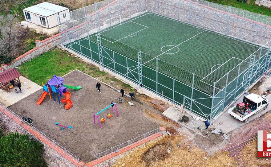 Eşme Ahmediye’ye halı saha geldi