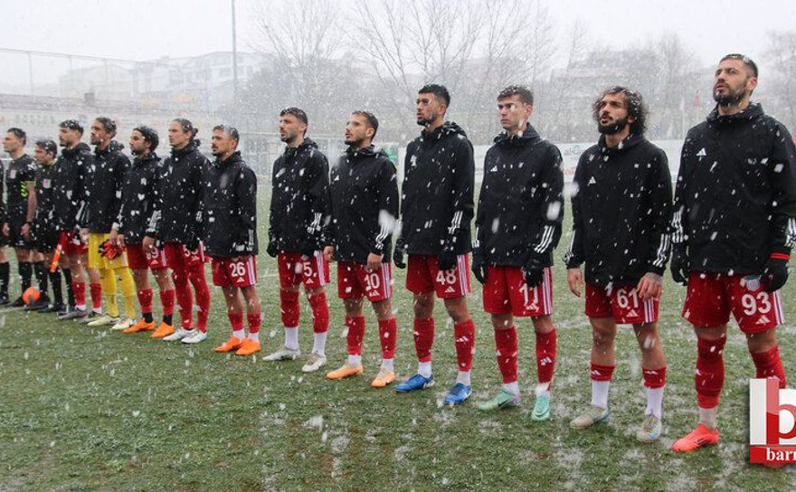 Derincespor evinde karşılaştığı Arnavutköy Belediyesi ile 1-1 berabere kaldı