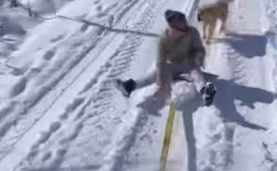 Karda kayarken köpek kovaladı! O anlar kamerada