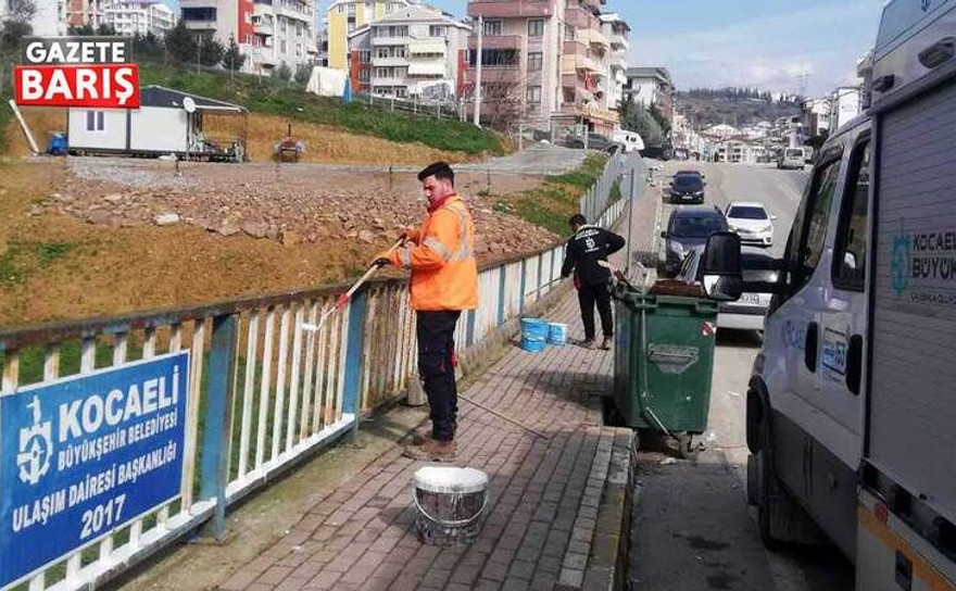 Büyükşehir Belediyesi Yeşilova’daki korkulukları boyadı