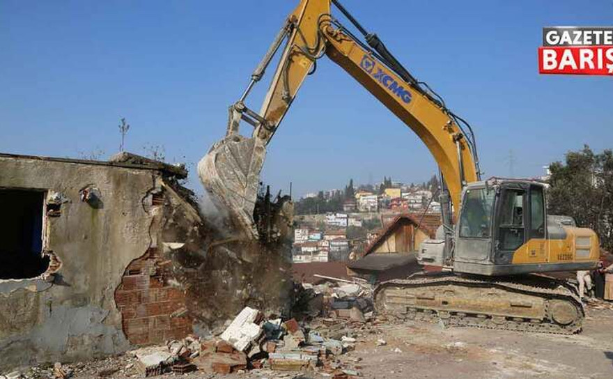 Cedit’te kentsel dönüşüm devam ediyor: 7 bina daha yıkıldı