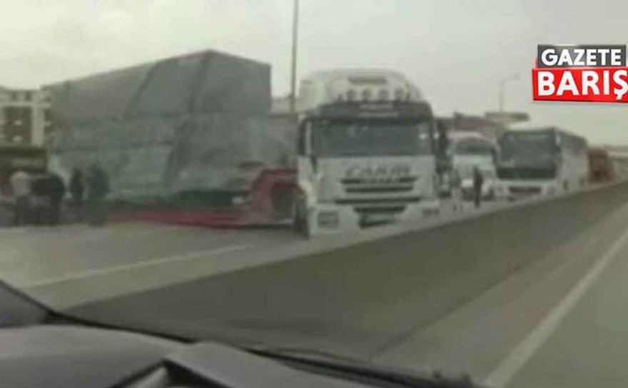 Kocaeli’de ana yola çıkmak isteyen tırın dorsesi askıda kaldı