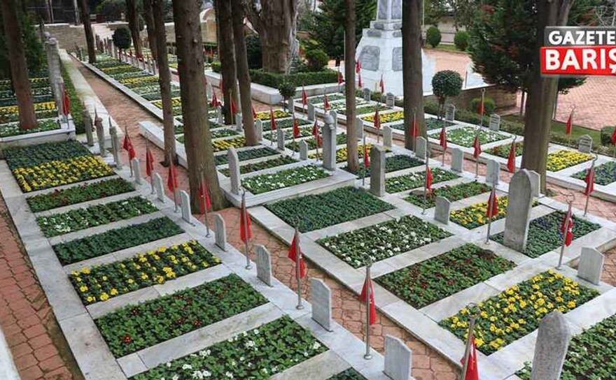 Şehitlikler, 18 Mart için çiçek açtı
