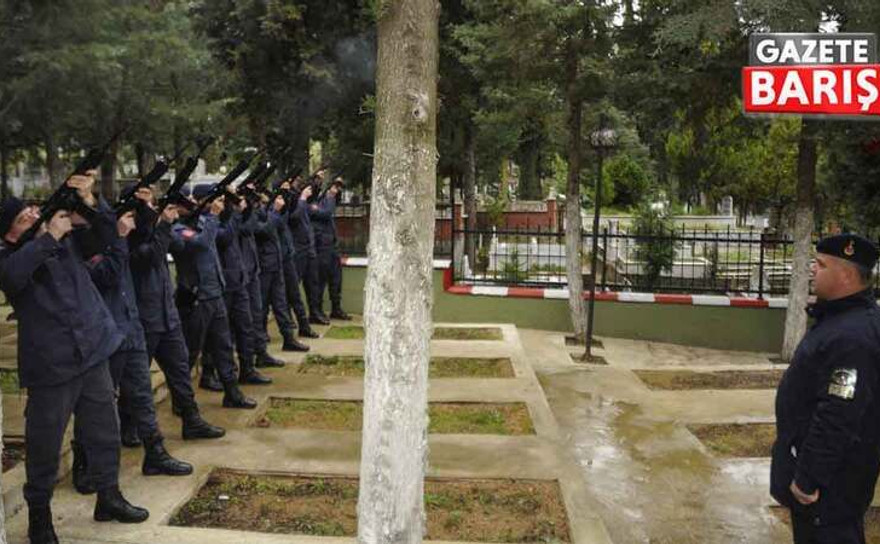 Askerlerden şehitler için saygı atışı