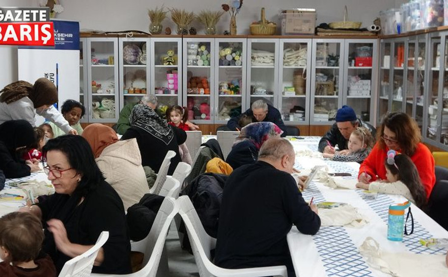 Kocaeli’de büyükler torunlarıyla boyama yaptı