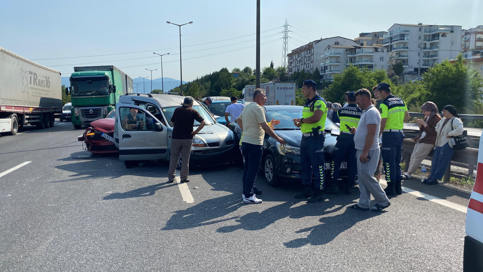 Kocaeli'de 8 araç birbirine girdi! Kimsenin burnu bile kanamadı