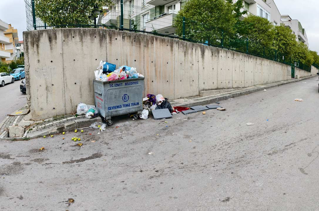İzmit'teki sitede cumartesi atılan çöplerin, pazar akşamı manzarası!